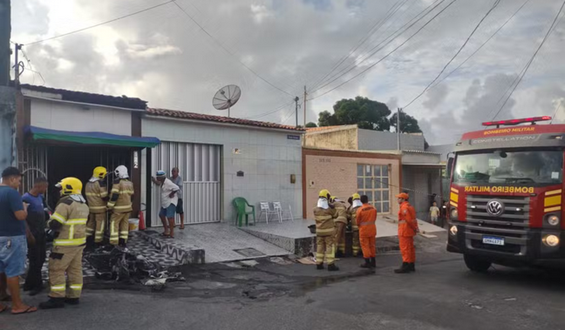 Moto elétrica pega fogo enquanto era carregada em residência e quatro pessoas ficam feridas em Aracaju