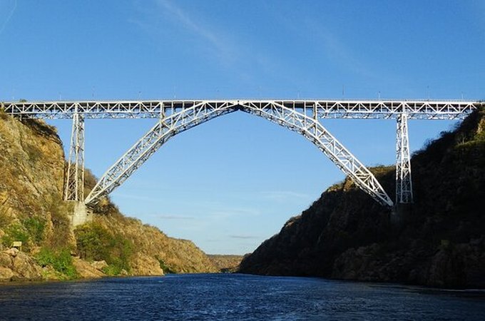 Homem cai de ponte com mais de 80 metros de altura e tem corpo resgatado por bombeiros em Delmiro