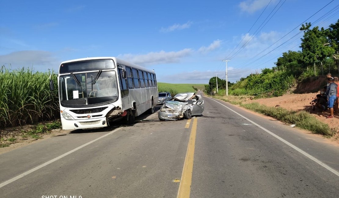 Acidente entre ônibus e carro de passeio deixa vítima fatal e um ferido em Atalaia