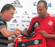 Alecsandro é apresentado ao Flamengo