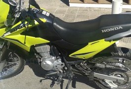 Bandidos abandonam moto roubada enquanto roubam outra no bairro Brasília em Arapiraca