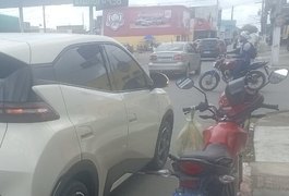 Colisão entre carro e moto é registrada na Avenida Expedicionários Brasileiros, em Arapiraca