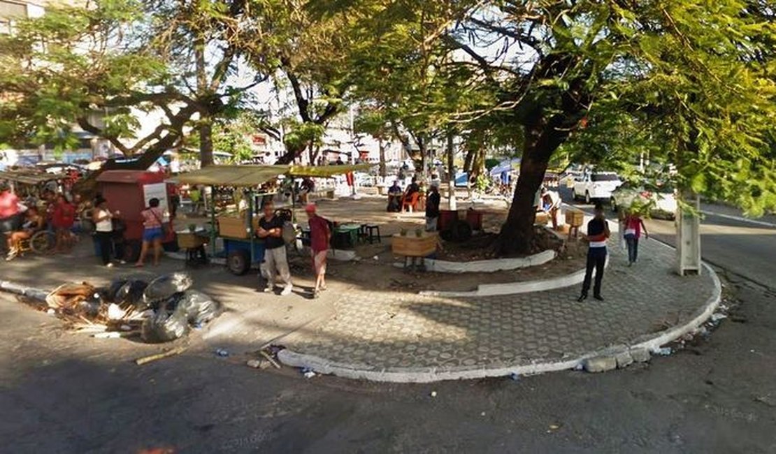 Morador de rua é gravemente ferido durante briga em praça pública de Maceió