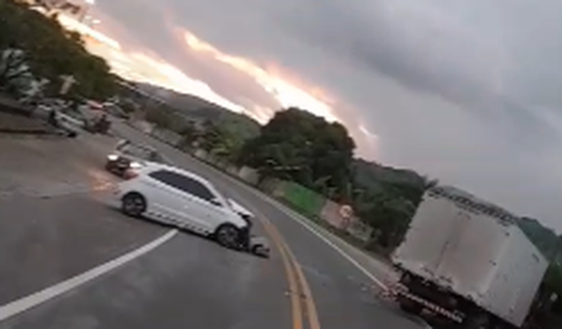 Batida entre caminhão-baú e carro deixa pessoa ferida em Maribondo