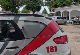 Homem é levado para a delegacia após agredir jovem com socos e chutes em Palmeira dos Índios
