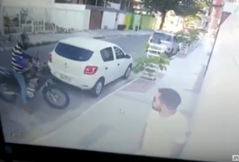 Vídeo. Motociclista é flagrado assaltando vários pedestres em bairro de Maceió