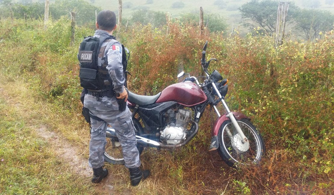 PM recupera moto roubada e abandonada na zona rural de Arapiraca