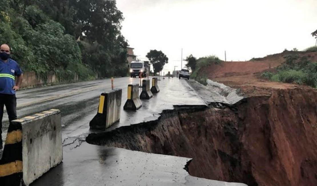 Parte da rodovia BR 101 desaba em São Miguel dos Campos