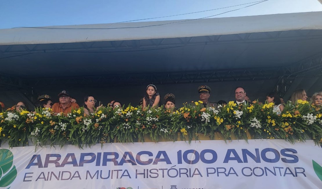 Desfile cívico reúne líderes políticos e população para celebrar o centenário de Arapiraca; assista