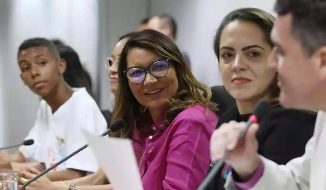 Janja cobra, mas Lula hesita criar cargo para primeira-dama sob alerta de nepotismo