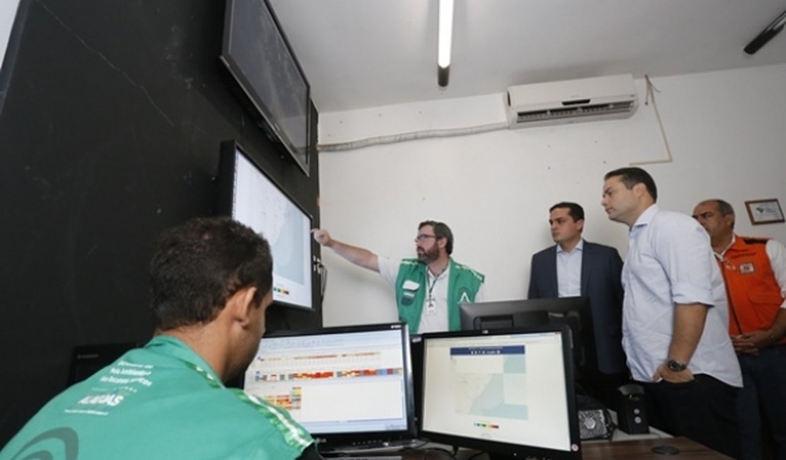Governador anuncia plano conjunto de socorro às vítimas das chuvas em Sala de Alerta