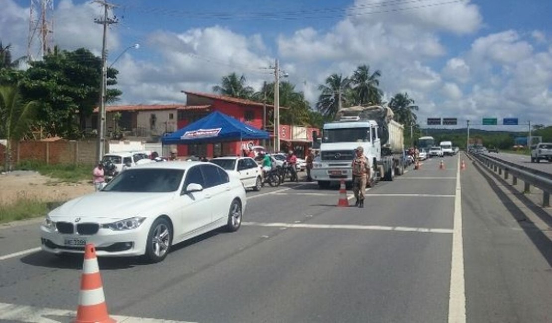 DER registra 42 autuações em duas horas de Operação Prévia Junina na AL-101 Sul