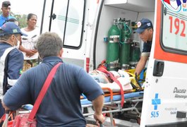 Carreta carregada de materiais plásticos tomba e deixa feridos na BR-101