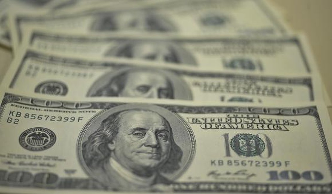 Após três meses de alta, dólar fecha outubro com queda de 2,6%