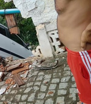 Radialista sofre acidente em Palmeira dos Índios e carro fica pendurado em ribanceira