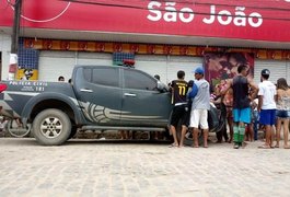 Mulher morre em fila de supermercado após ser atingida por peça que se desprendeu de ônibus escolar