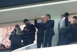 Moraes faz gesto obsceno ao acompanhar vitória do Corinthians contra o Palmeiras