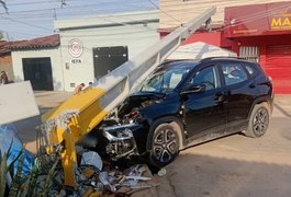 Turista colide carro de passeio contra poste em São Miguel dos Milagres; três pessoas ficam feridas