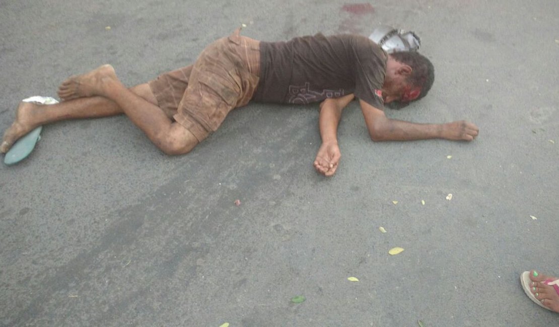 Homem é espancando por populares no centro de Arapiraca