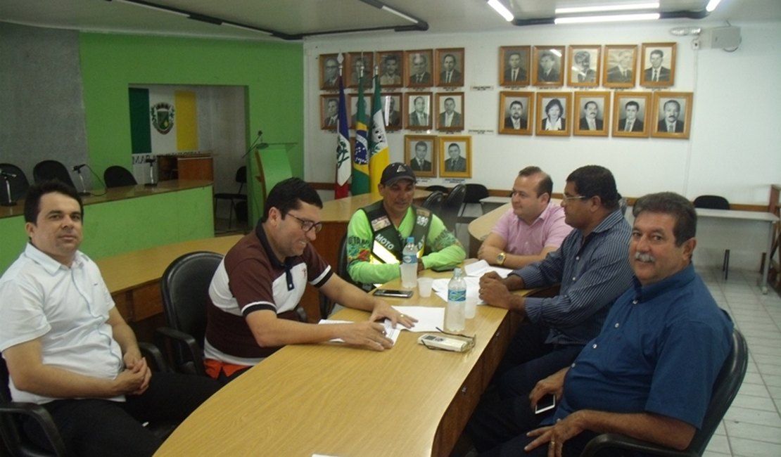 Vereadores recebem representante dos mototaxistas em Arapiraca