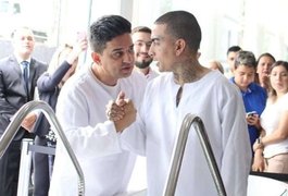 MC Guimê é batizado em Igreja evangélica