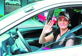 Atriz de ‘Maria do Bairro’ vira motorista da Uber: ‘De fome não morro’