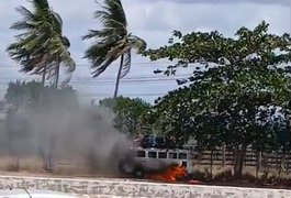 Incêndio em veículo se espalha para vegetação às margens da BR-101, em Teotônio Vilela