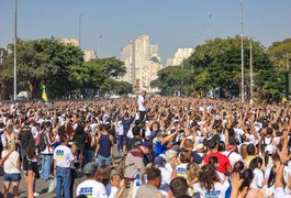 No dia de Corpus Christi, milhares de fiéis participam da marcha pra Jesus em São Paulo; assista