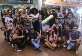 Vídeo. Alagoana, ex-BBB Rízia é recebida por amigos e fãs na volta para casa