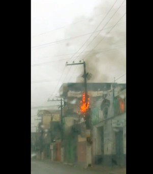Vídeo. Fiação de internet pega fogo nas proximidades de Agência bancária, no Centro de Arapiraca