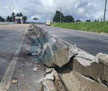Motorista perde controle da direção de ônibus e veículo colide contra mureta na AL-220, em Arapiraca