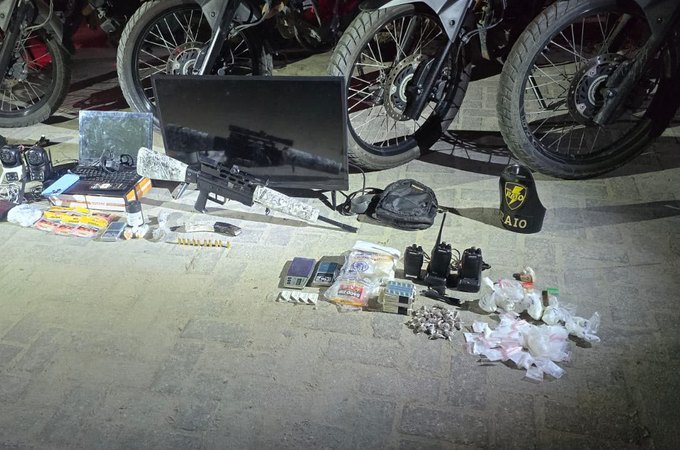 Companhia de Raio prende dois homens com fuzil durante operação em Maceió