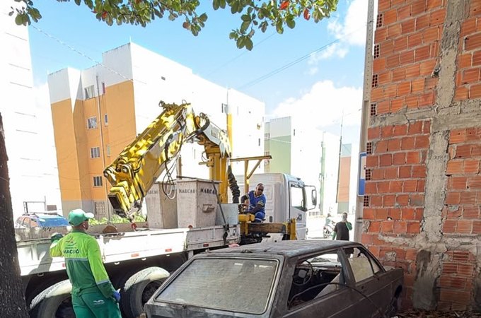Operação Lata Velha recolhe sucatas abandonadas na parte baixa de Maceió