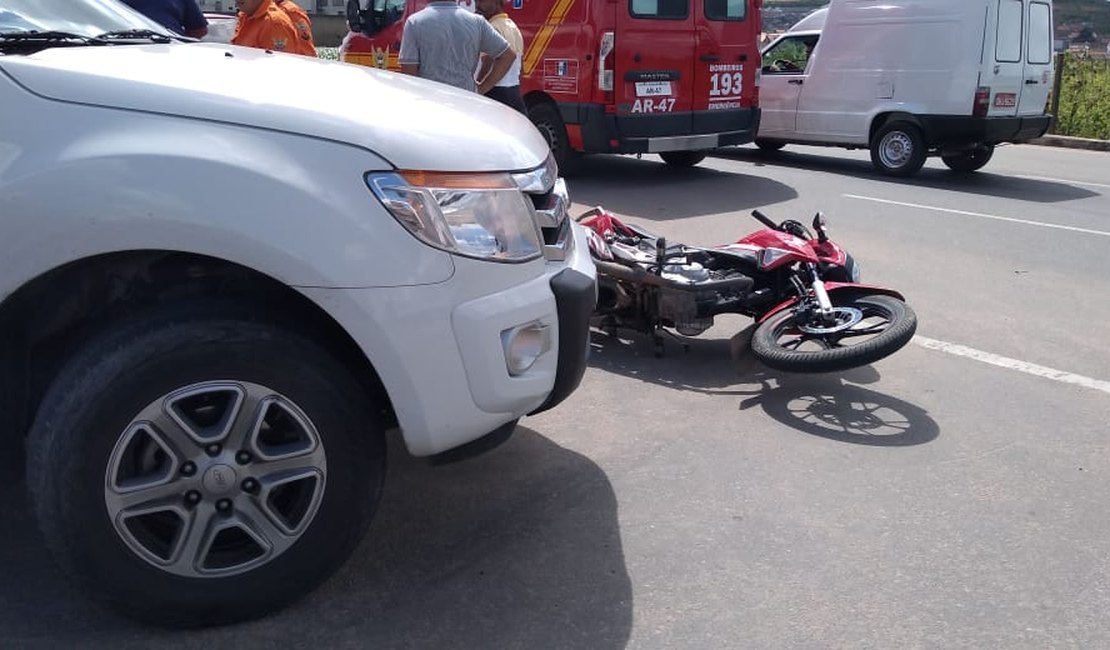 Acidente envolvendo moto e caminhonete deixa motociclista ferido na AL 220, em Arapiraca