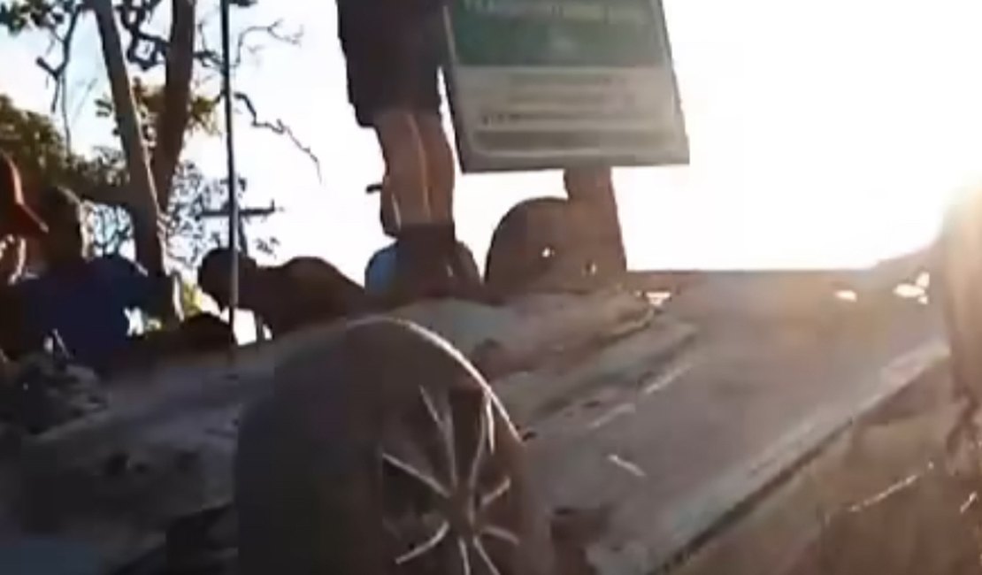 Jovens ficam gravemente feridos após capotamento em rodovia no interior de Alagoas