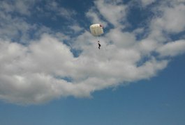 Paraquedista do ‘Domingão do Faustão’ realiza manobras em Penedo