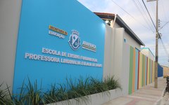 Luciano Barbosa entrega escola completamente revitalizada