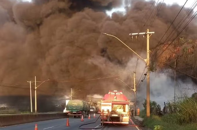 Incêndio de grandes proporções atinge lote com materiais recicláveis em Contagem