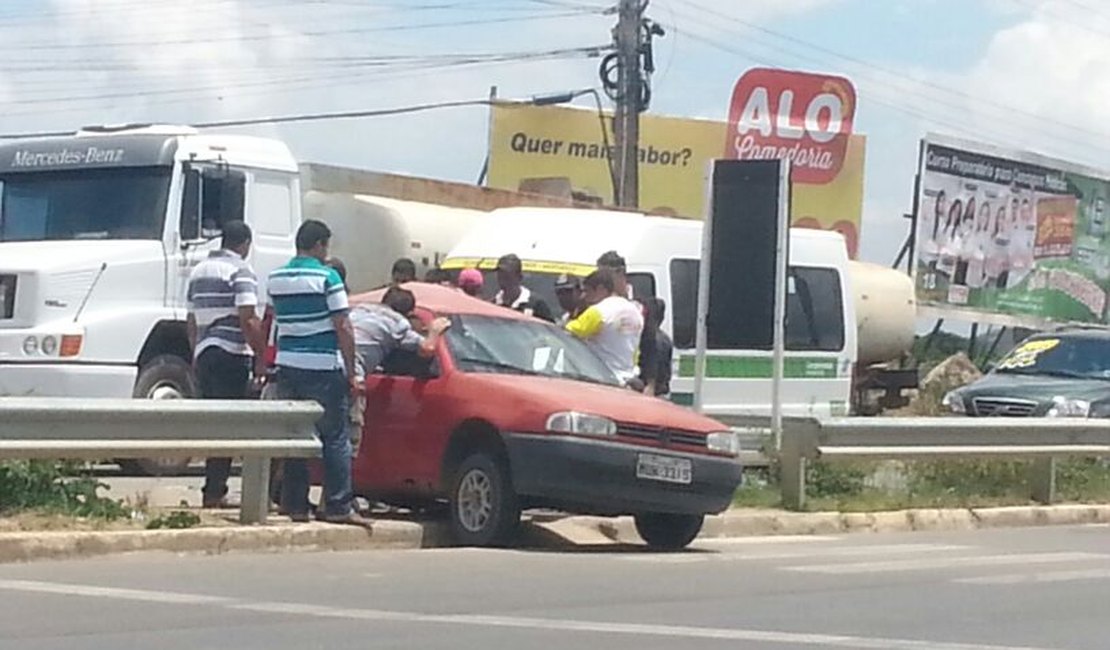 Funcionário da Eletrobrás causa acidente na AL 220 em Arapiraca