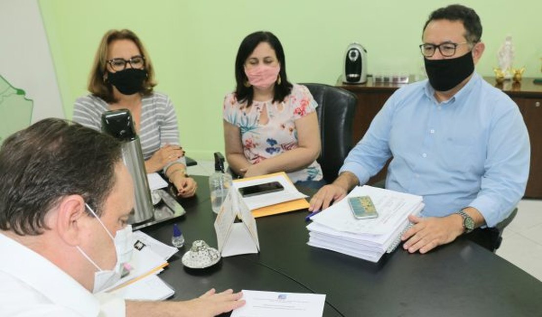 Luciano Barbosa assina documento para a compra de 200 mil vacinas contra a Covid-19