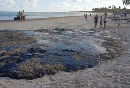 Mancha de óleo aparece no mar e  areia da Lagoa do Pau, em Coruripe