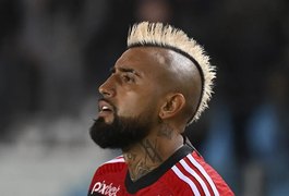 Athletico contrata o volante Vidal após saída do Flamengo