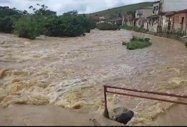 Nível do Rio Jacuípe sobe ainda mais e população deve deixar locais de risco