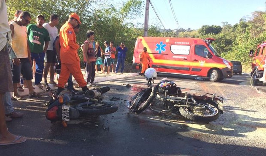 Após colisão, motos pegam fogo e duas pessoas ficam feridas