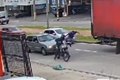 VÍDEO. Suspeito para no trânsito com moto roubada, leva voadora de homem que viu crime e é contido por moradores ao fugir a pé