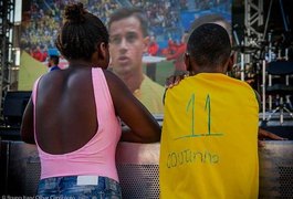 Após foto viralizar, Coutinho responde menino que improvisou camisa do Brasil