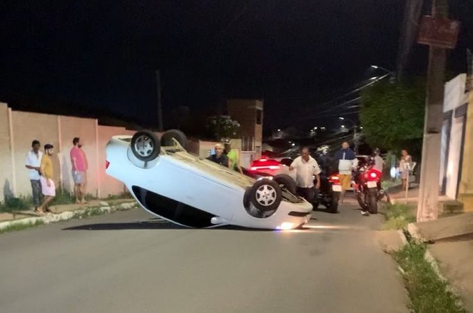 Condutor inabilitado perde controle da direção e veículo capota ao fazer curva, no bairro Cavaco, em Arapiraca