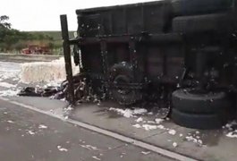 Caminhão carregado de algodão tomba e deixa condutor ferido em rodovia alagoana