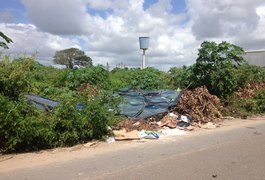 Denúncia: moradores reclamam de entulho e lixo descartados em terreno baldio, em Arapiraca