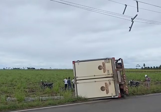 Caminhão frigorífico tomba após manobra na pista no interior de Alagoas